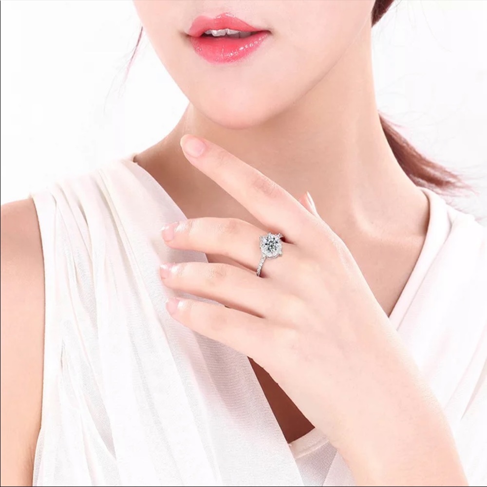 Beautiful dazzling ring - Picture 2 of 9